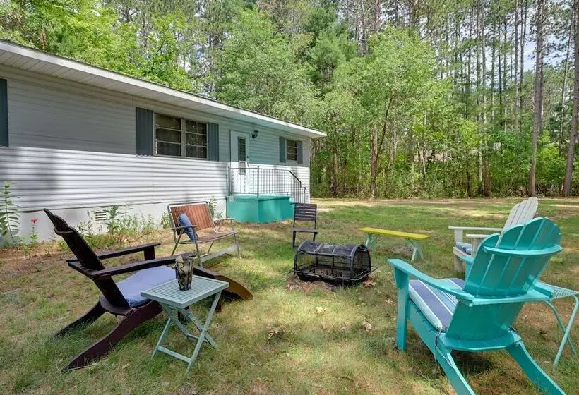 Rustic Mauston Retreat: Walk To Castle Rock Lake