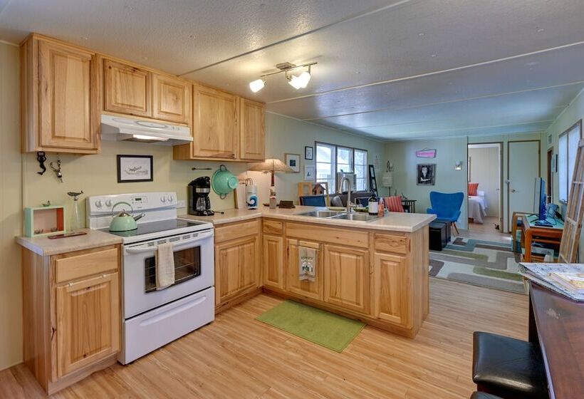 Rustic Mauston Retreat: Walk To Castle Rock Lake