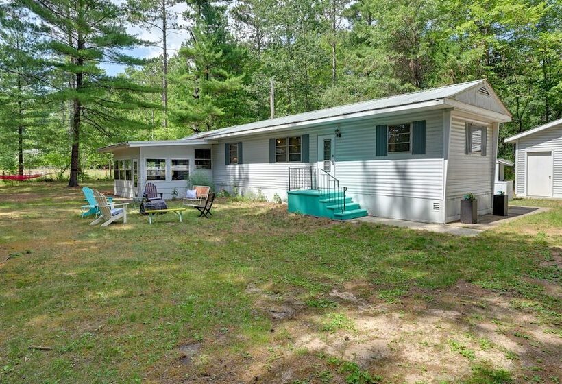 Rustic Mauston Retreat: Walk To Castle Rock Lake