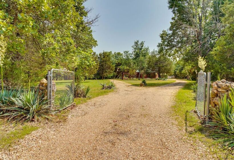 Secluded Oakland Cabin W/ Private Yard!