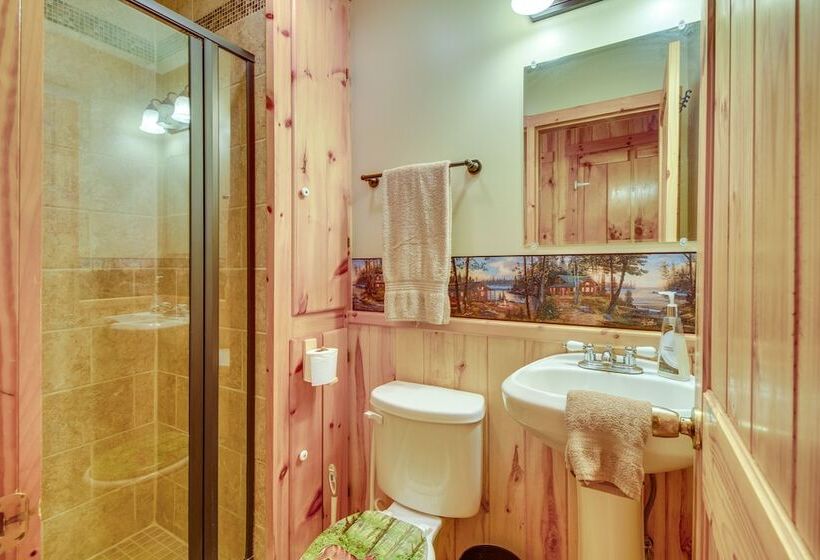 Secluded Oakland Cabin W/ Private Yard!