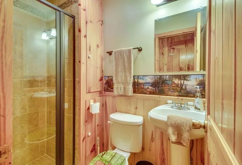 Secluded Oakland Cabin W/ Private Yard!