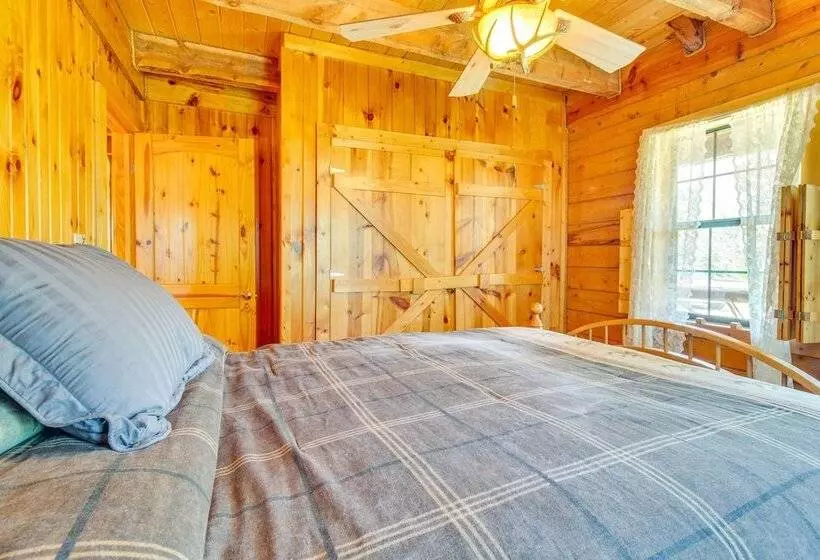 Secluded Oakland Cabin W/ Private Yard!