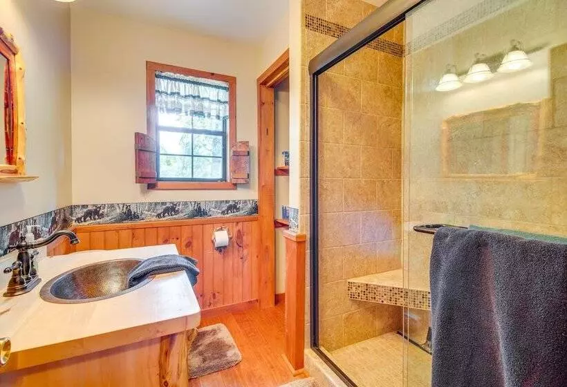 Secluded Oakland Cabin W/ Private Yard!