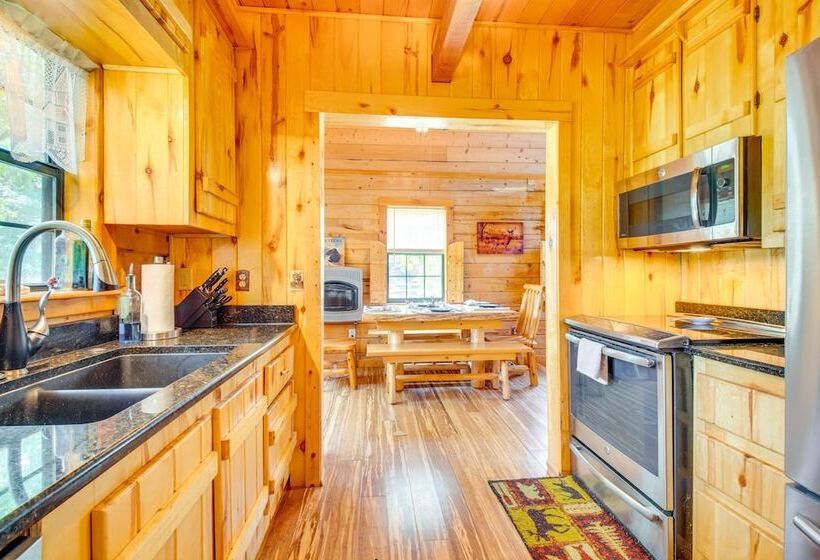 Secluded Oakland Cabin W/ Private Yard!