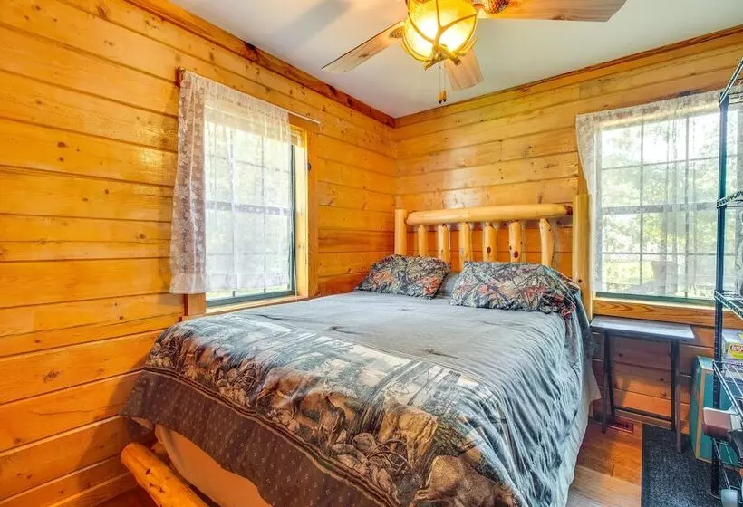 Secluded Oakland Cabin W/ Private Yard!