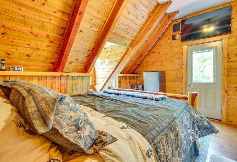 Secluded Oakland Cabin W/ Private Yard!