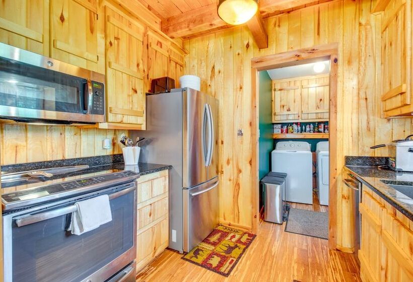 Secluded Oakland Cabin W/ Private Yard!