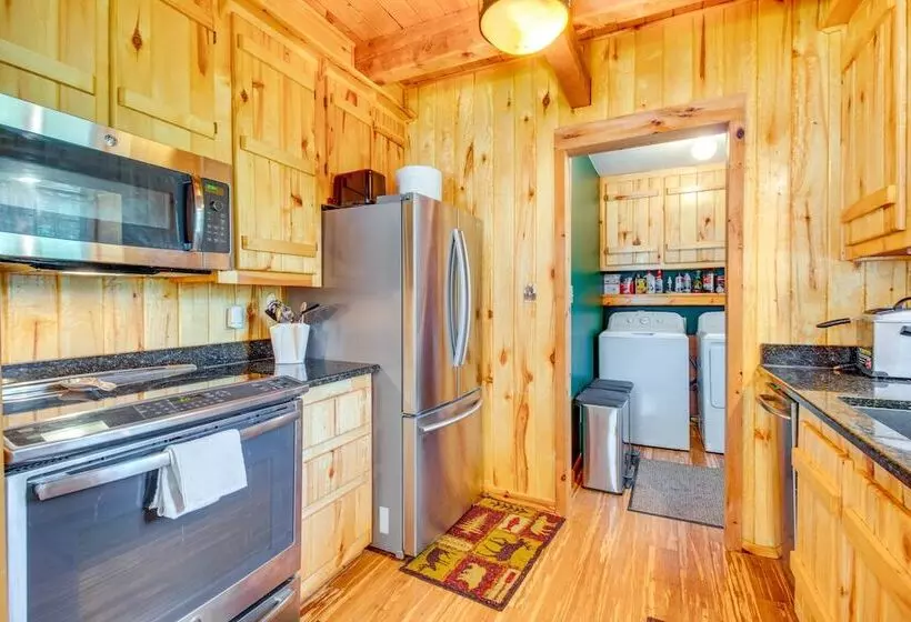 Secluded Oakland Cabin W/ Private Yard!