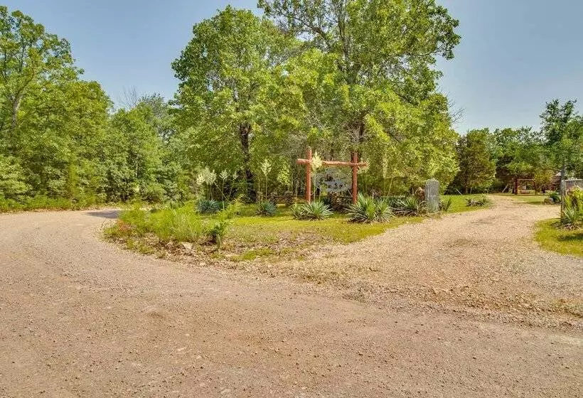 Secluded Oakland Cabin W/ Private Yard!