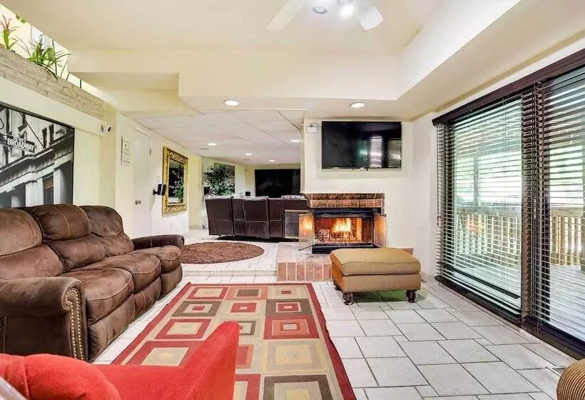 Spacious King Of Prussia Home W/ 2 Game Rooms