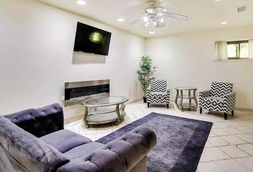 Spacious King Of Prussia Home W/ 2 Game Rooms