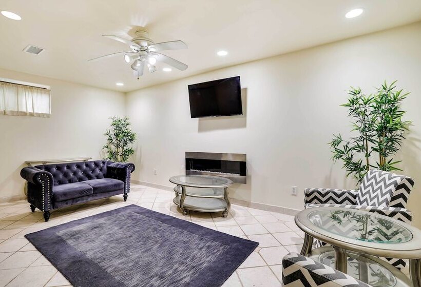 Spacious King Of Prussia Home W/ 2 Game Rooms