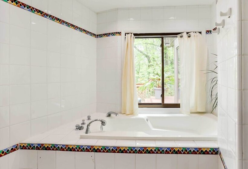 Spacious King Of Prussia Home W/ 2 Game Rooms