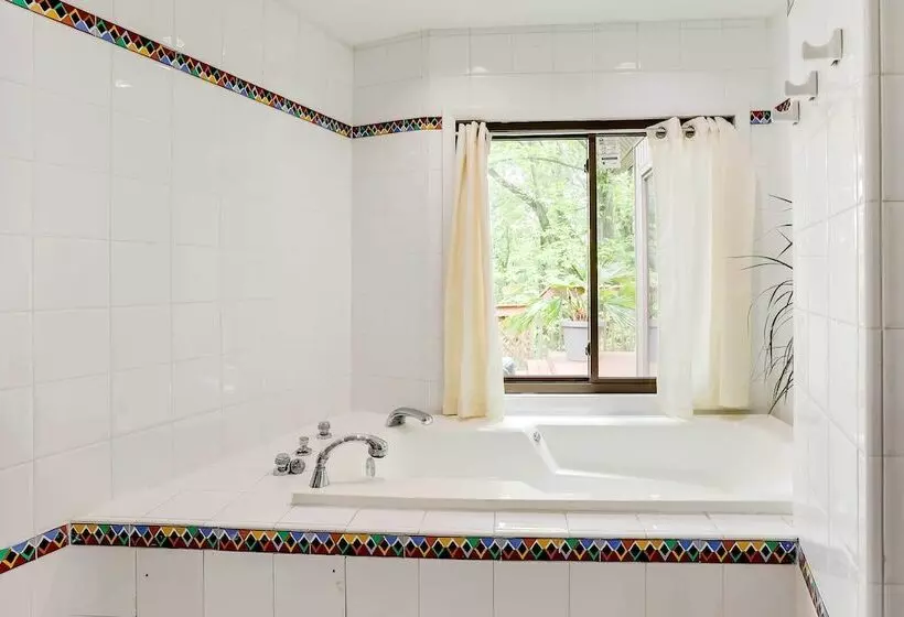 Spacious King Of Prussia Home W/ 2 Game Rooms