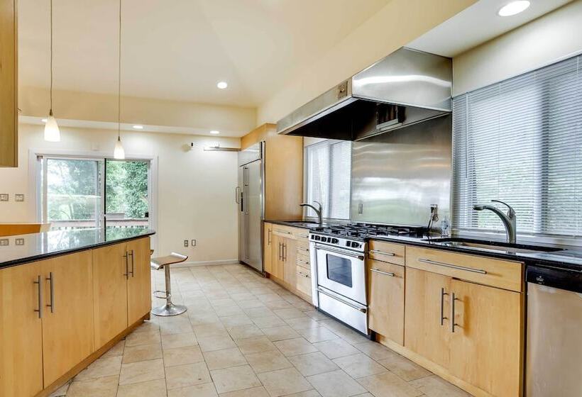 Spacious King Of Prussia Home W/ 2 Game Rooms