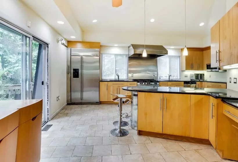 Spacious King Of Prussia Home W/ 2 Game Rooms