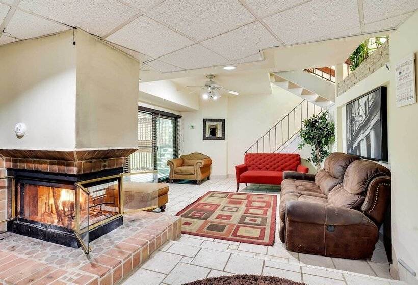 Spacious King Of Prussia Home W/ 2 Game Rooms