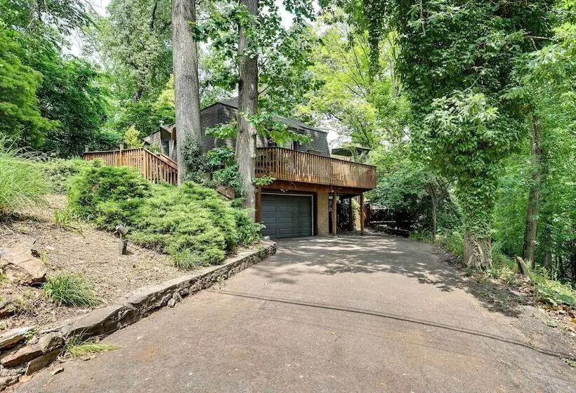 Spacious King Of Prussia Home W/ 2 Game Rooms