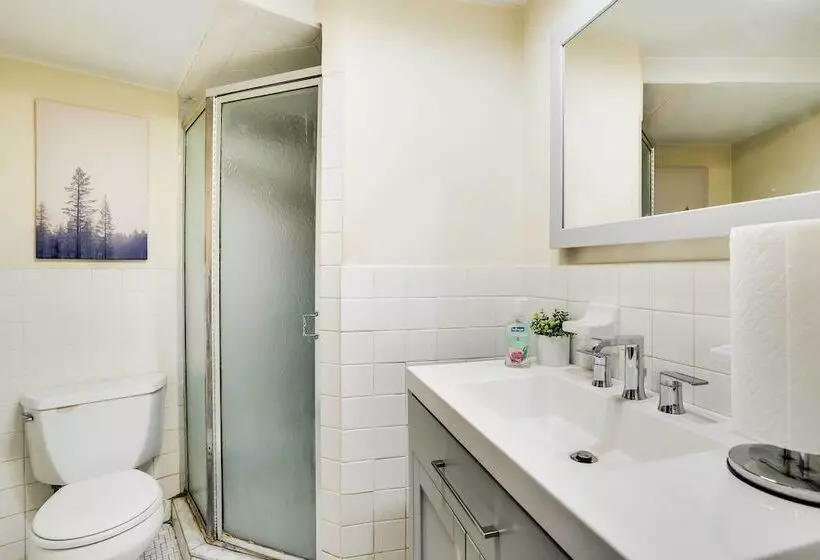 Spacious King Of Prussia Home W/ 2 Game Rooms