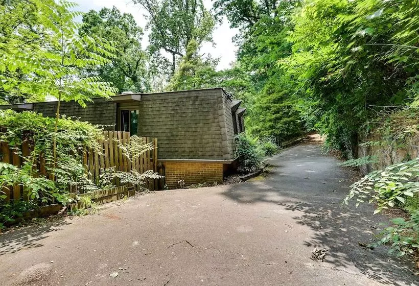 Spacious King Of Prussia Home W/ 2 Game Rooms