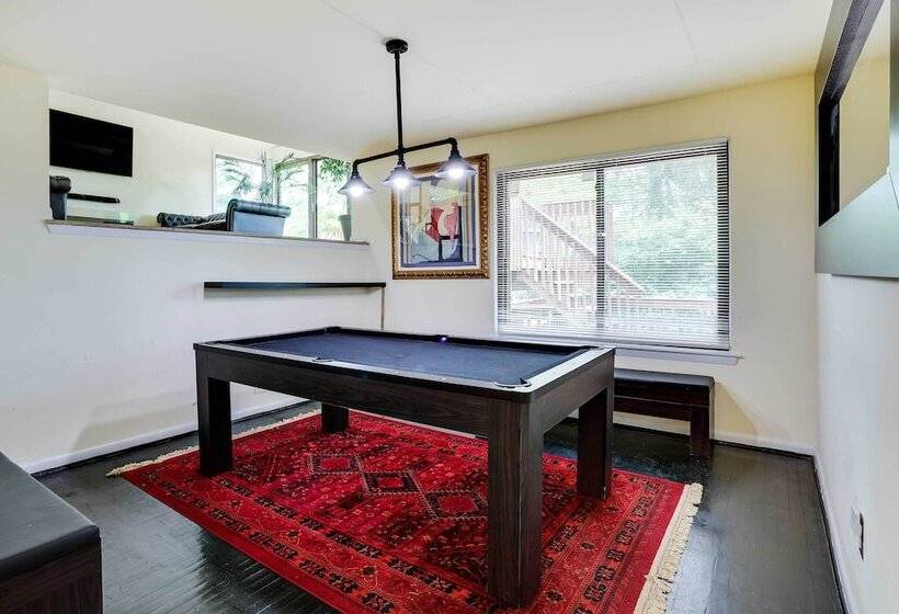 Spacious King Of Prussia Home W/ 2 Game Rooms