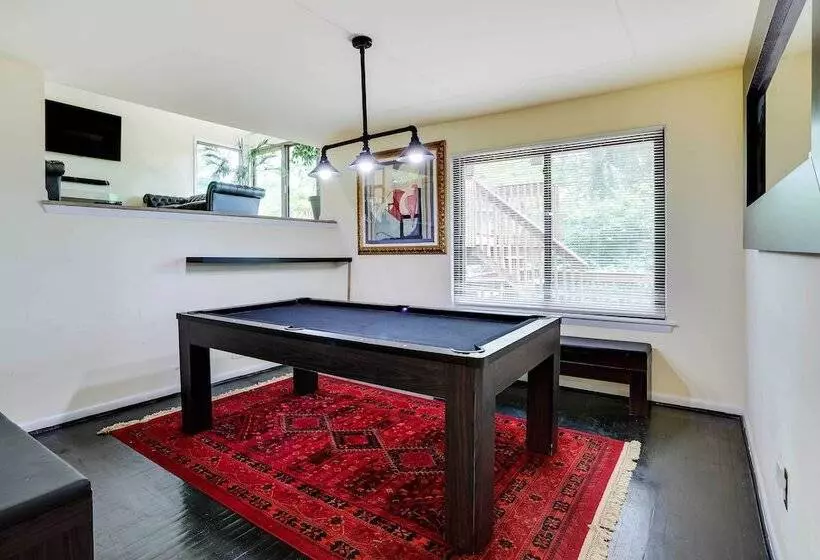 Spacious King Of Prussia Home W/ 2 Game Rooms