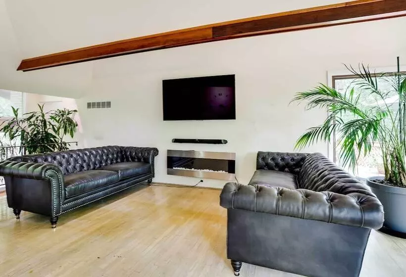 Spacious King Of Prussia Home W/ 2 Game Rooms