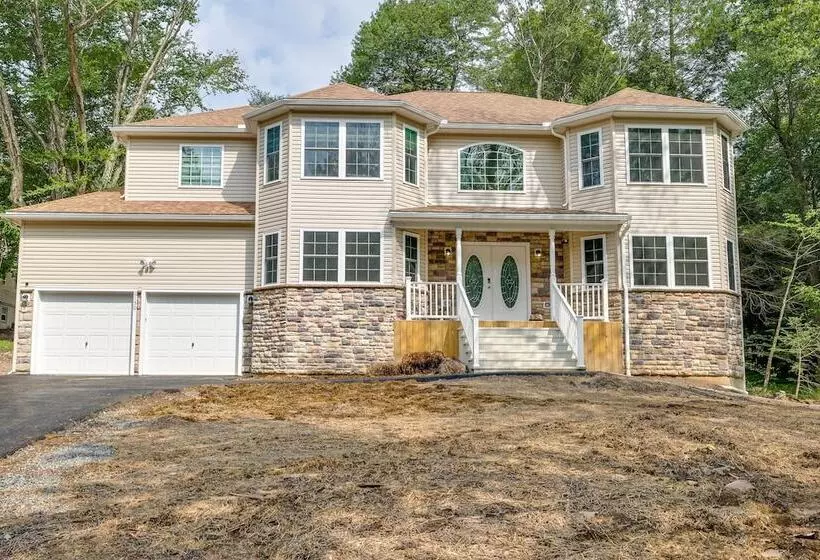 Hot Tub + Lake Access: Spacious Tobyhanna Home