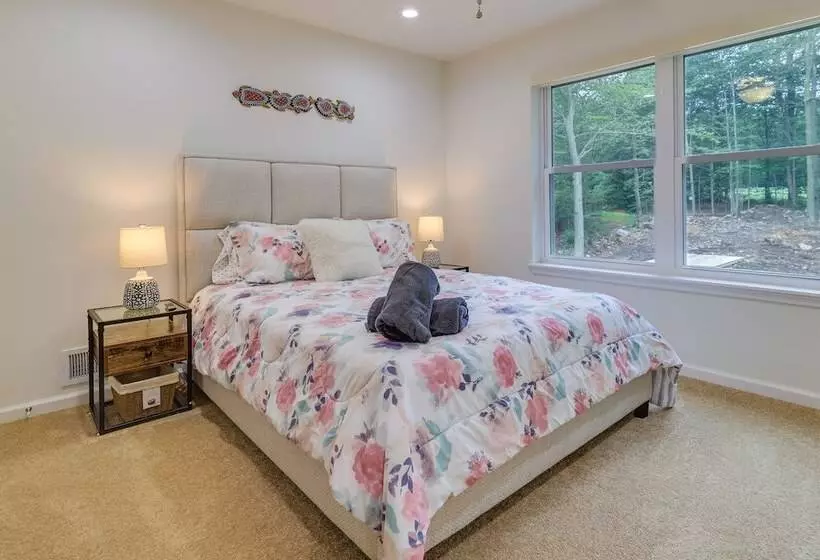 Hot Tub + Lake Access: Spacious Tobyhanna Home