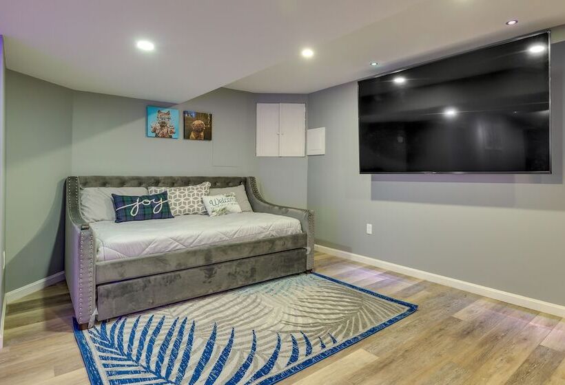 Hot Tub + Lake Access: Spacious Tobyhanna Home