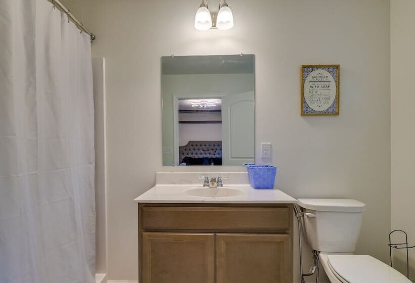 Hot Tub + Lake Access: Spacious Tobyhanna Home