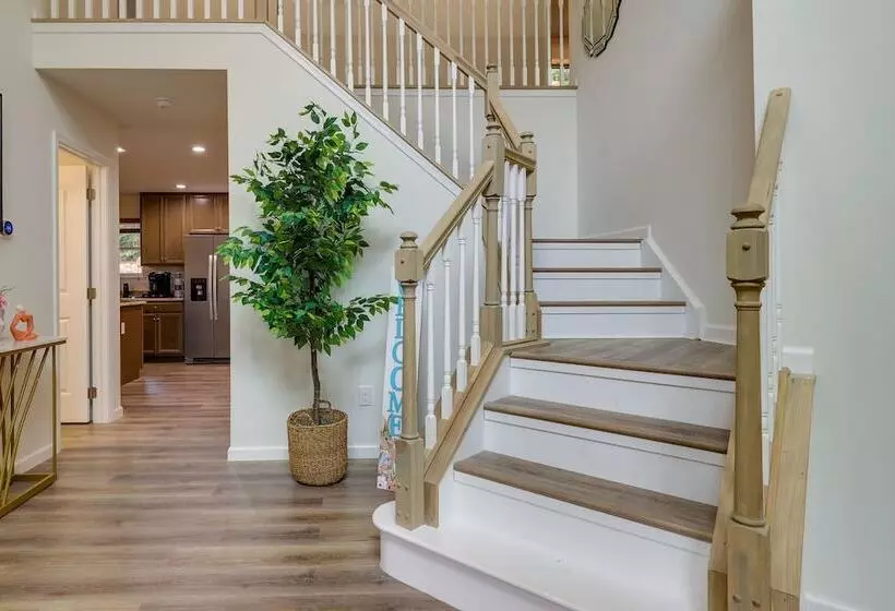 Hot Tub + Lake Access: Spacious Tobyhanna Home