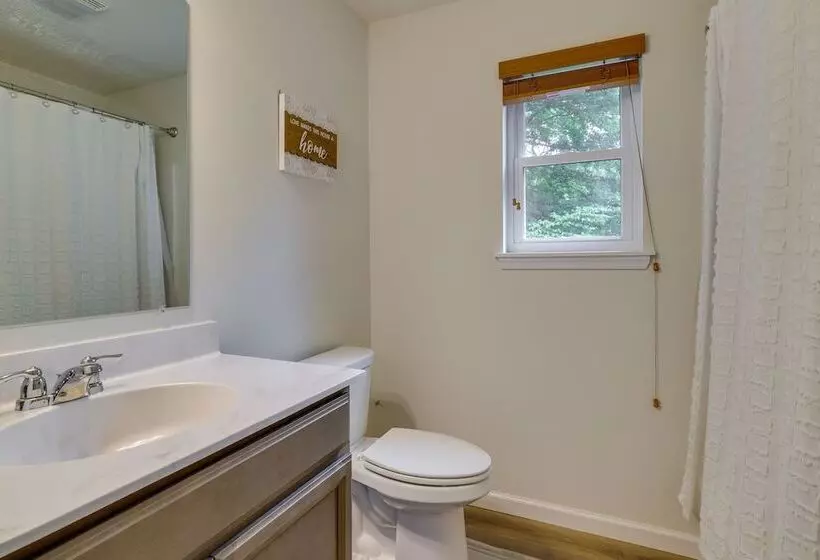 Hot Tub + Lake Access: Spacious Tobyhanna Home