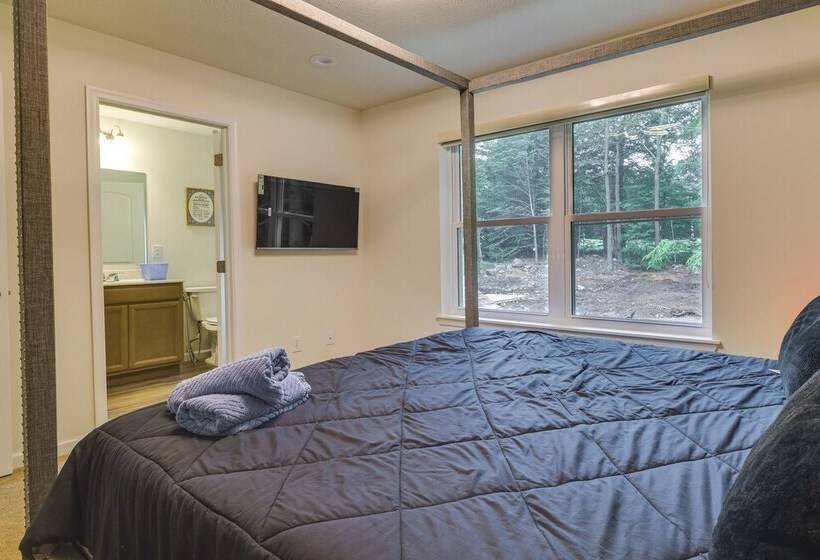 Hot Tub + Lake Access: Spacious Tobyhanna Home