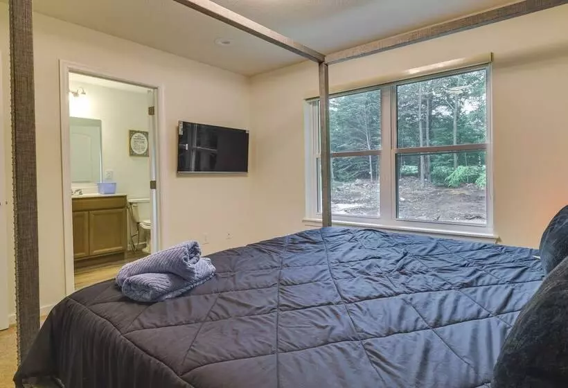 Hot Tub + Lake Access: Spacious Tobyhanna Home