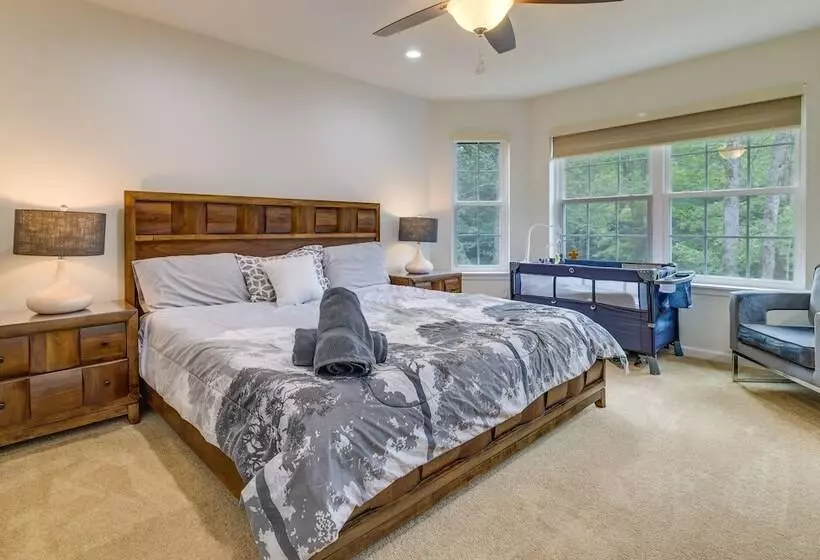 Hot Tub + Lake Access: Spacious Tobyhanna Home