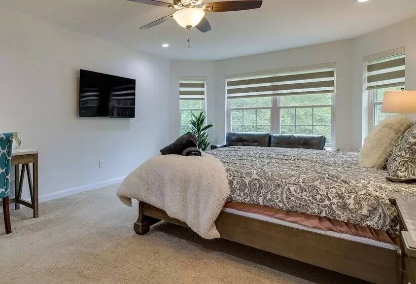 Hot Tub + Lake Access: Spacious Tobyhanna Home