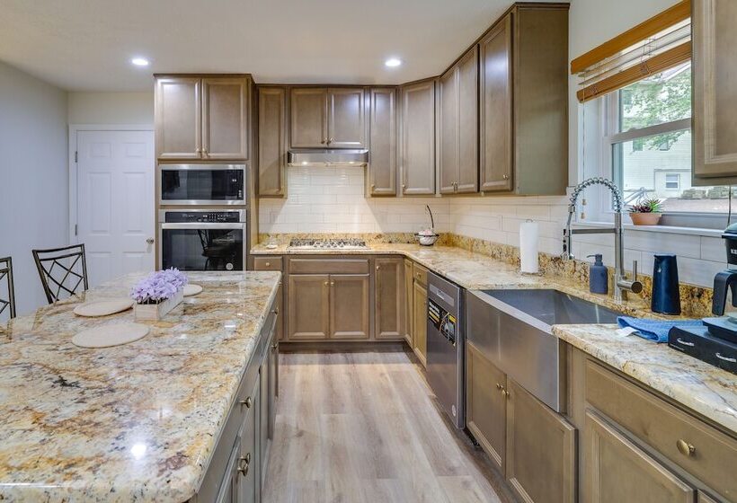 Hot Tub + Lake Access: Spacious Tobyhanna Home