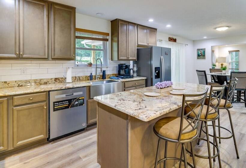 Hot Tub + Lake Access: Spacious Tobyhanna Home