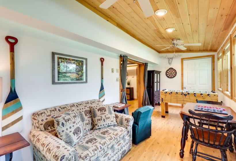Tree Lined Pocono Lake Retreat: Walk To Beaches!