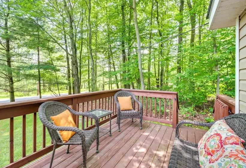 Tree Lined Pocono Lake Retreat: Walk To Beaches!