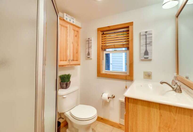 Tree Lined Pocono Lake Retreat: Walk To Beaches!