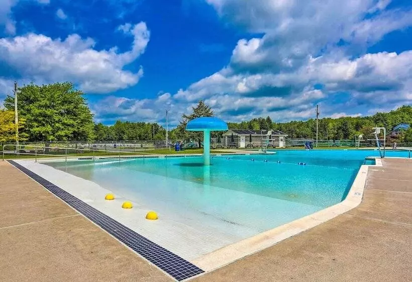 Tree Lined Pocono Lake Retreat: Walk To Beaches!