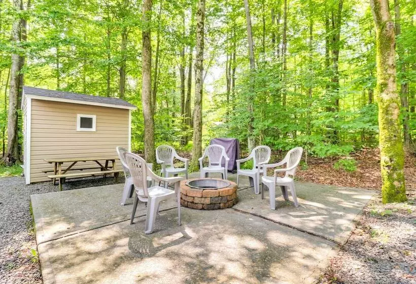 Tree Lined Pocono Lake Retreat: Walk To Beaches!