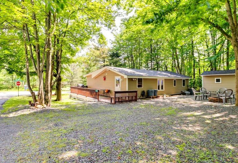Tree Lined Pocono Lake Retreat: Walk To Beaches!