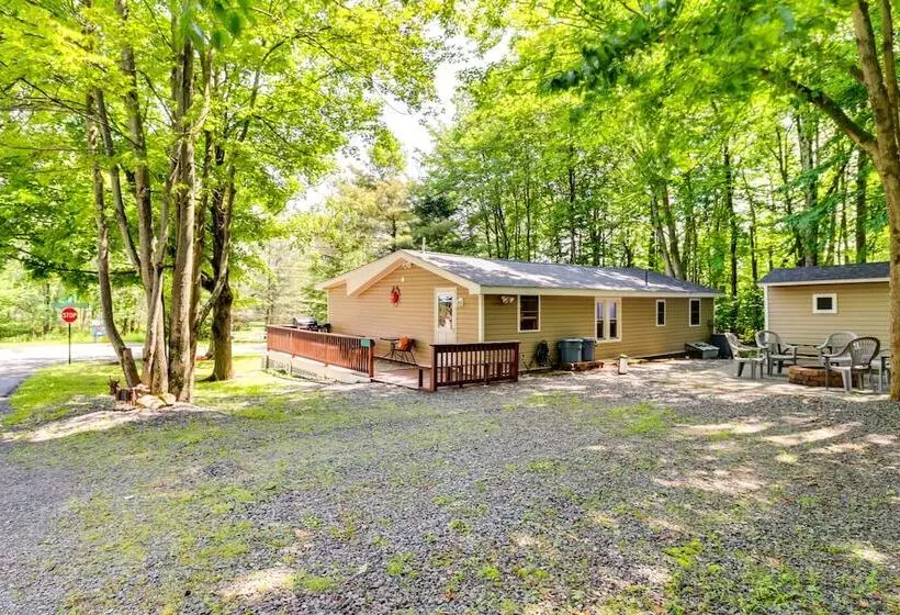 Tree Lined Pocono Lake Retreat: Walk To Beaches!