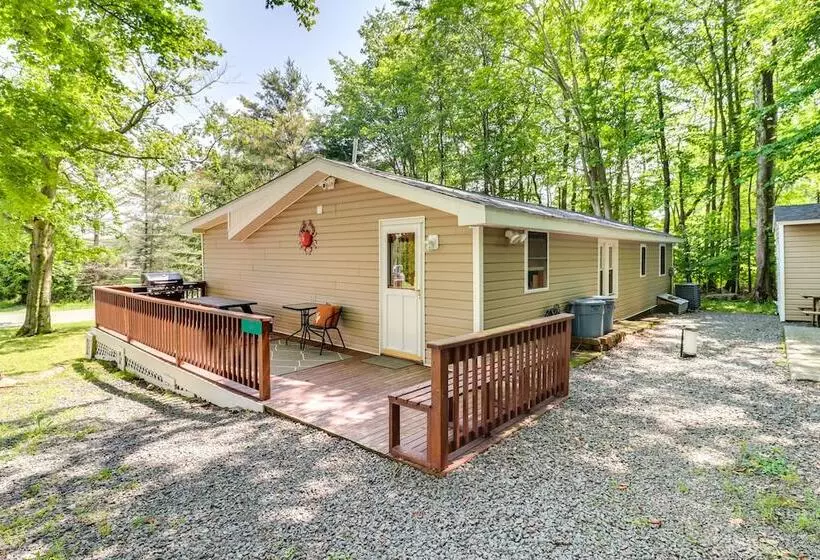 Tree Lined Pocono Lake Retreat: Walk To Beaches!
