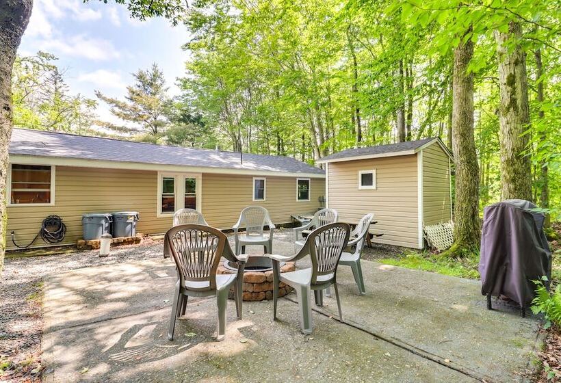 Tree Lined Pocono Lake Retreat: Walk To Beaches!