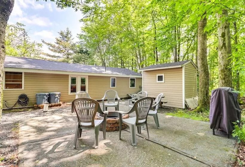 Tree Lined Pocono Lake Retreat: Walk To Beaches!